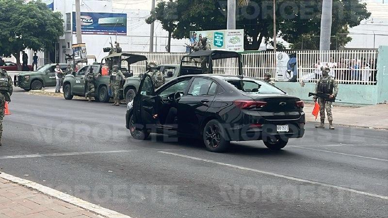 $!Atacan a balazos a conductor en la Calzada Heroico Colegio Militar, en Culiacán; resulta herido