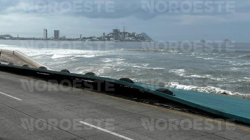 $!Colapsa nuevo tramo del malecón de Mazatlán por el fuerte oleaje