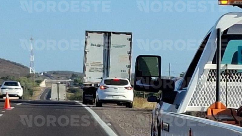 $!Muere conductor de paquetería prensado tras choque en la Mazatlán-Culiacán