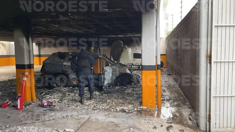 $!Camioneta se incendia en hotel de Tres Ríos y evacúan a 18 personas en Culiacán