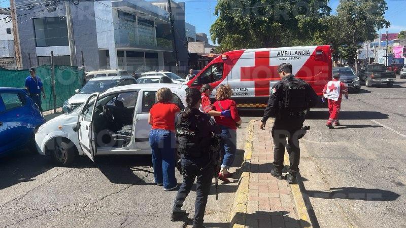 $!Mujer resulta herida tras choque y volcadura en el Centro de Culiacán; el responsable huyó