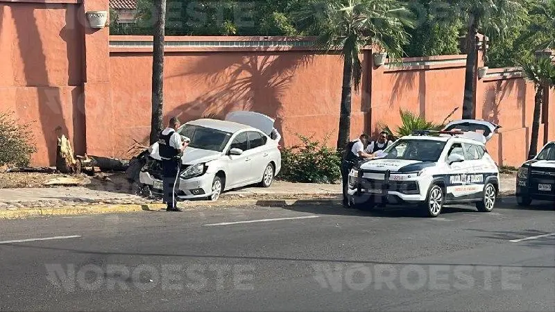 $!Choque por la Obregón deja una mujer herida y luminaria derribada, en Culiacán