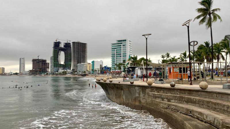 $!Oleaje fuerte y mantarrayas marcan el sábado en playas de Mazatlán