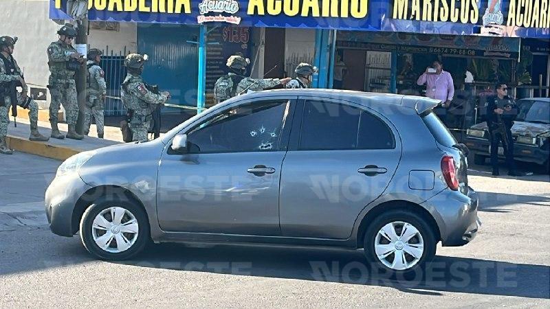 $!Atacan a balazos a conductor en la Calzada Heroico Colegio Militar en Culiacán