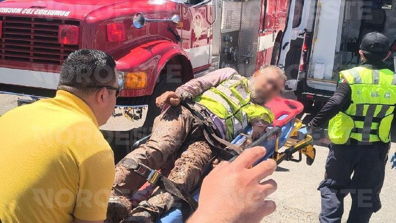 $!Rescatan a trabajadores de la Japama atrapados por alud de tierra en Los Mochis