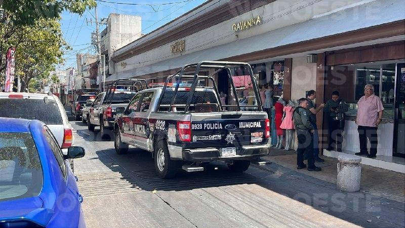 $!Sujeto intenta asaltar joyería en el Centro de Culiacán; agrede a empleada con gas