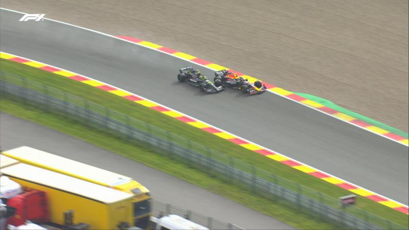 $!Checo abandona Sprint de Bélgica tras roce con Hamilton