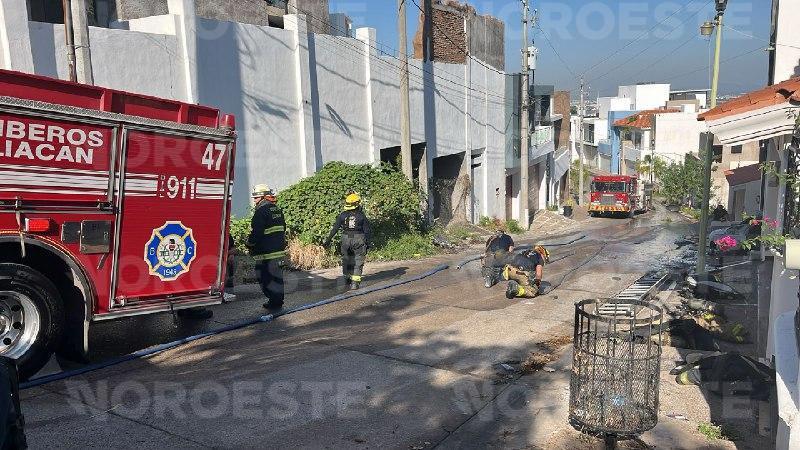 $!Sujetos armados incendian vivienda y vehículo en Colinas de San Miguel, Culiacán