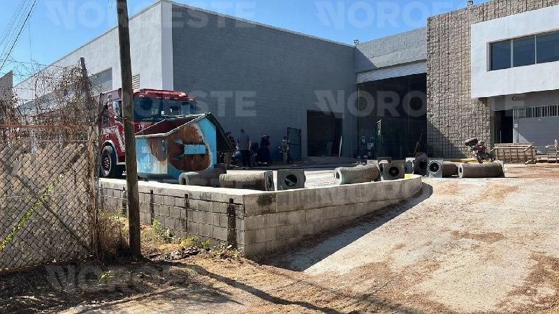 $!Conato de incendio en carpintería de Culiacán moviliza a bomberos; autoridades inspeccionan el taller