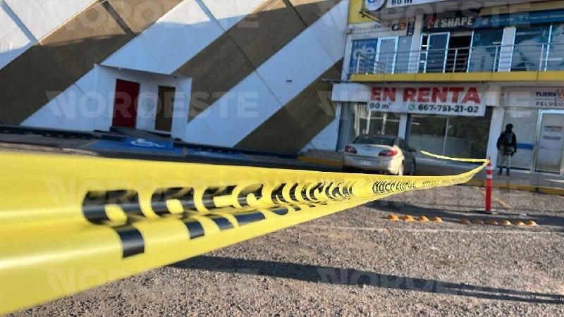 $!Atacan e incendian fachada de casino en sector Villa Universidad, en Culiacán