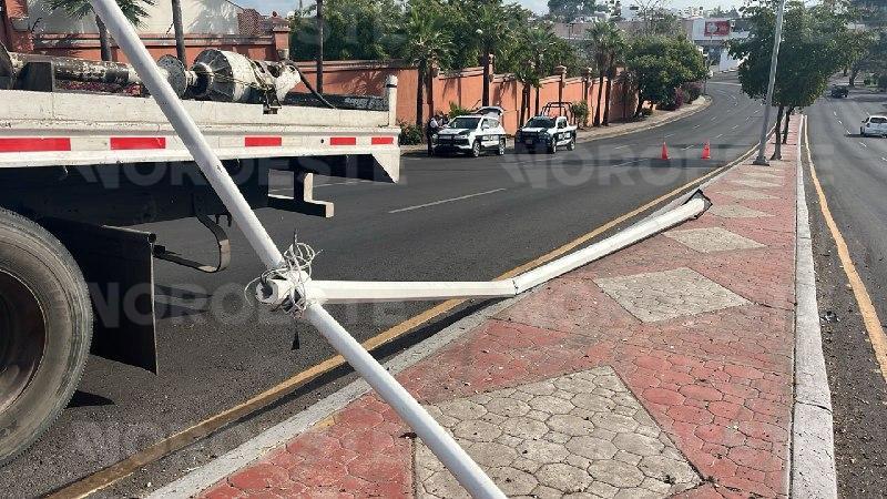 $!Choque por la Obregón deja una mujer herida y luminaria derribada, en Culiacán