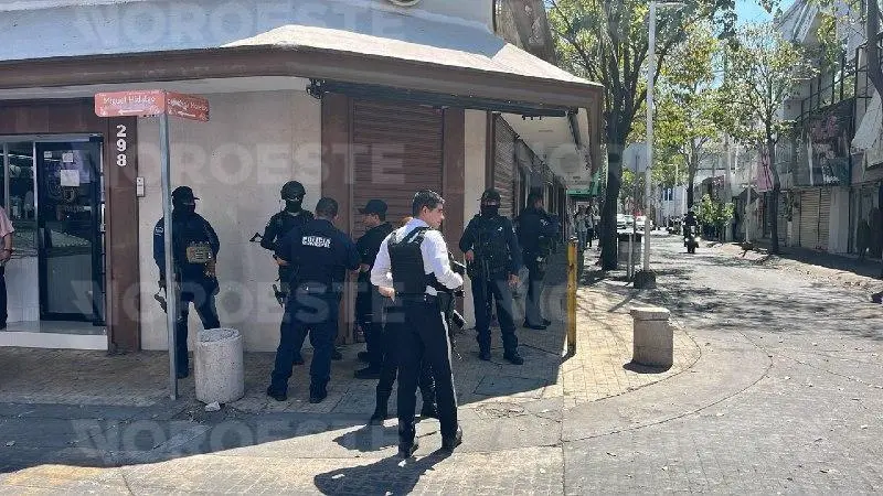 $!Sujeto intenta asaltar joyería en el Centro de Culiacán; agrede a empleada con gas