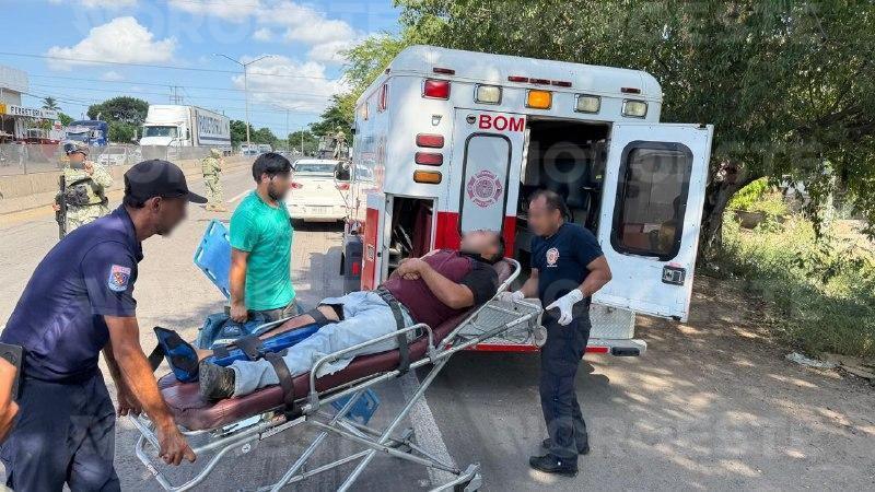 $!Motociclista queda lesionado tras impactarse contra un auto en la colonia Urías, en Mazatlán