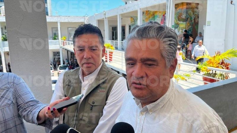 $!Realizan Semarnat y Profepa operativo de inspección de permisos en Playa Pinitos para liberar espacios públicos