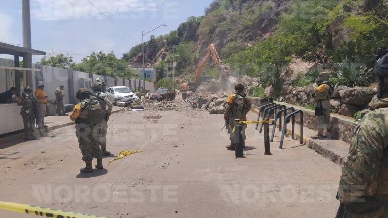 $!Deja dos personas lesionadas y cinco vehículos dañados derrumbe de rocas a un costado del Faro de Mazatlán