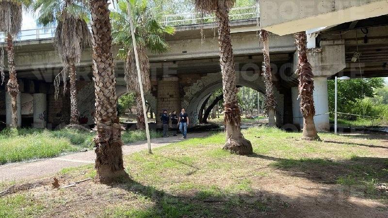 $!Localizan cuerpo en descomposición bajo el puente Miguel Hidalgo en Culiacán