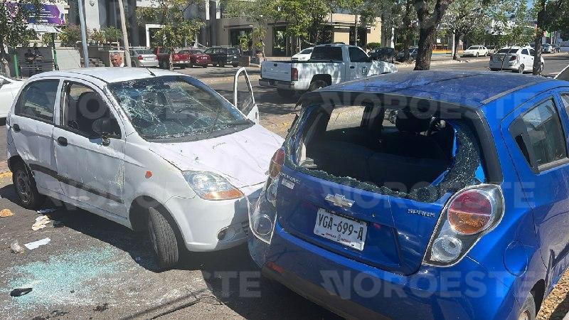 $!Mujer resulta herida tras choque y volcadura en el Centro de Culiacán; el responsable huyó
