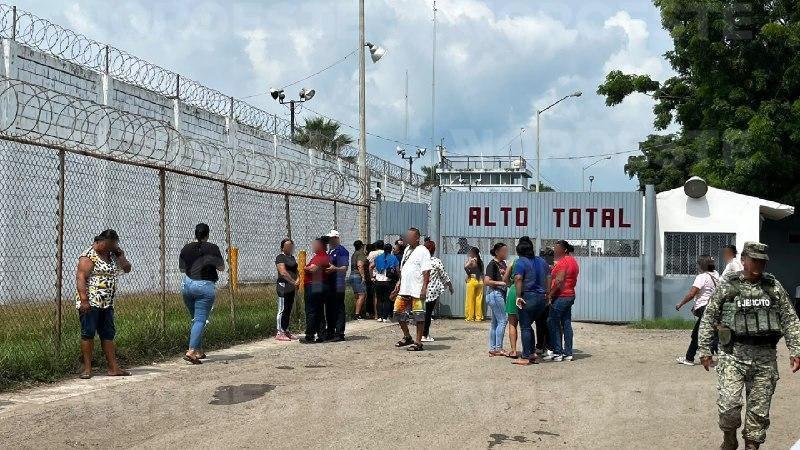 $!Representante del penal de Mazatlán pide calma a familiares de internos tras el enfrentamiento