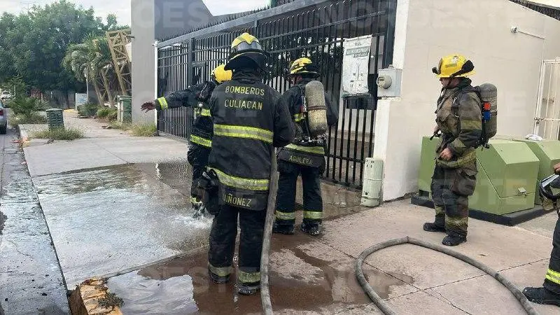 $!Camioneta se incendia en hotel de Tres Ríos y evacúan a 18 personas en Culiacán