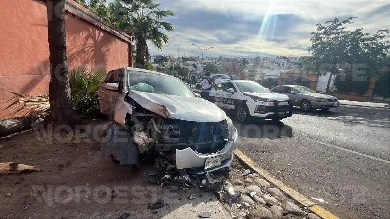 $!Choque por la Obregón deja una mujer herida y luminaria derribada, en Culiacán