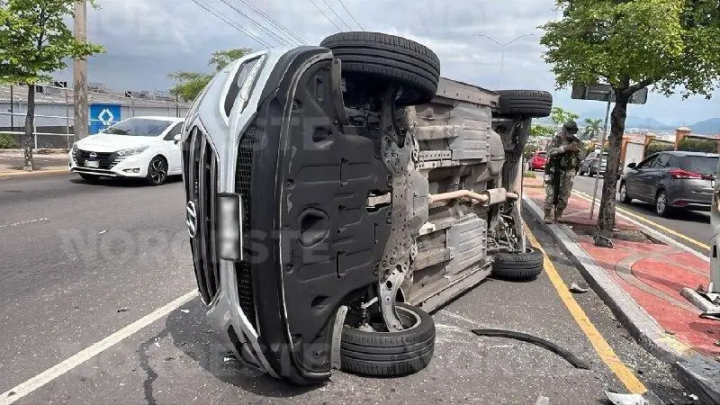 $!Aparatoso accidente en el sector Montebello de Culiacán deja daños materiales