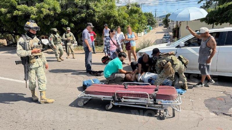 $!Motociclista queda lesionado tras impactarse contra un auto en la colonia Urías, en Mazatlán