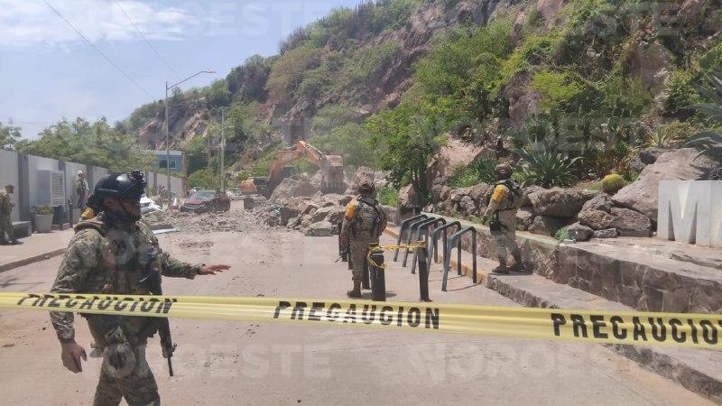 $!Deja dos personas lesionadas y cinco vehículos dañados derrumbe de rocas a un costado del Faro de Mazatlán