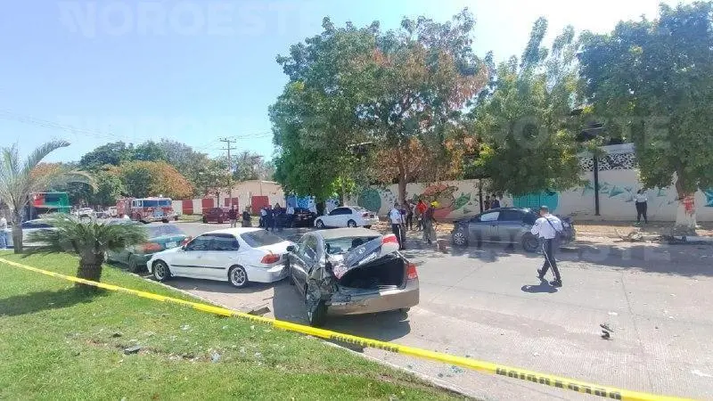 $!Choque y volcadura en Los Mochis deja una mujer muerta y varios vehículos dañados