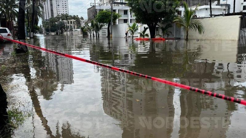 $!Lluvias en Mazatlán afectan vialidades y provoca deslaves en el Cerro del Vigía