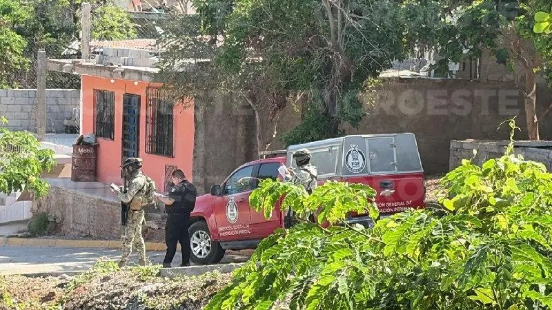 $!Hallan a hombre atado de manos y con huellas de violencia en un predio de la colonia Mazatlán I