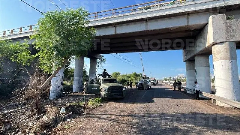 $!Abandonan cuerpo con impactos de bala y un mensaje en la carretera La 12, al sur de Culiacán