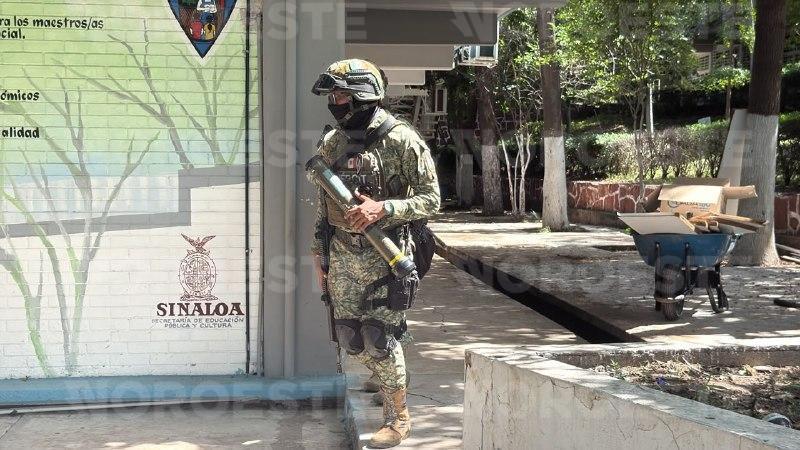 $!Amenazan a dos alumnas y evacúan a 800 personas de la Escuela Normal de Sinaloa en Culiacán