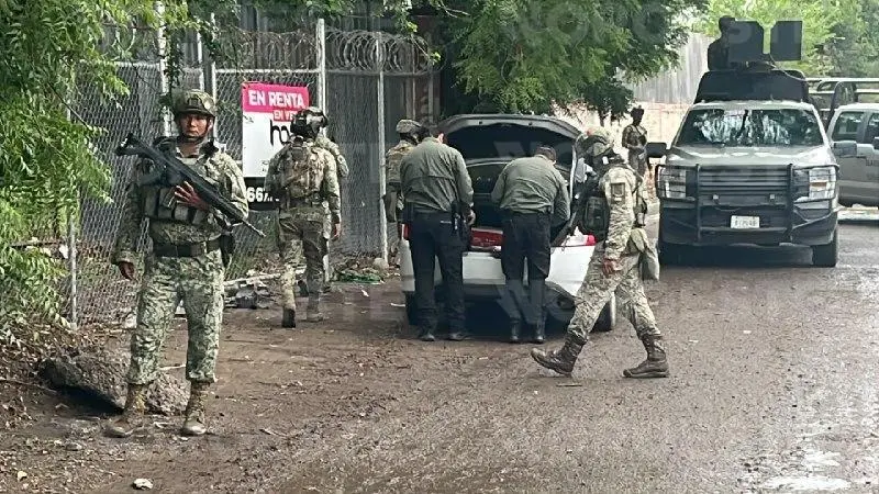 $!Hallan a hombre esposado y golpeado en colonia Pemex de Culiacán; Marina asegura vehículo en la zona