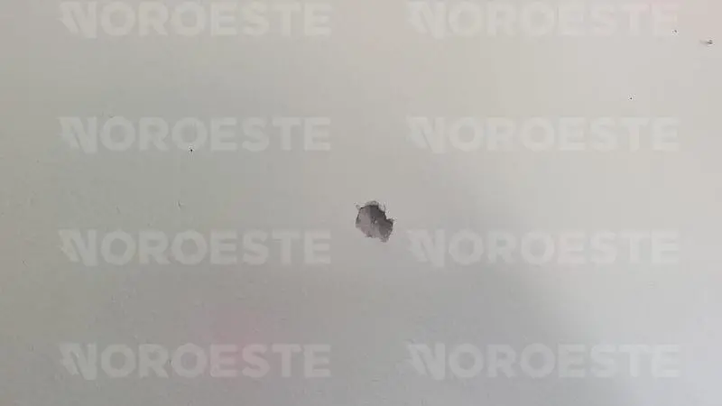$!Balas alcanzan viviendas en Escuinapa; vecinos duermen en el piso para protegerse
