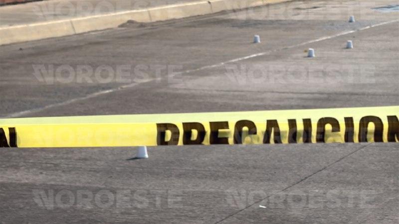$!Balean local abandonado en la avenida Insurgentes de Mazatlán