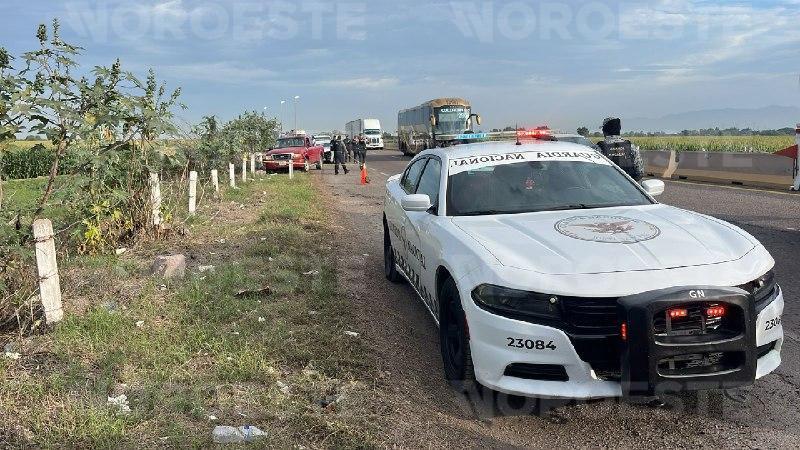 $!Hallan a hombre sin vida dentro de camioneta en la autopista Benito Juárez, Navolato