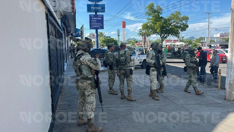 $!Disparan a hombre en persecución y dañan dos vehículos en Lomas del Boulevard, en Culiacán