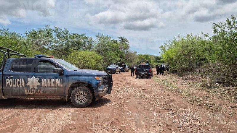 $!Hallan a una persona sin vida y un auto abandonado en la carretera Miravalles-El Tecomate, Mazatlán
