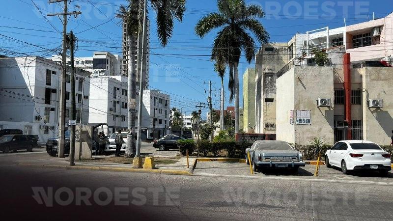 $!FGE despliega revisión por vehículo con reporte de robo en Palos Prietos, Mazatlán