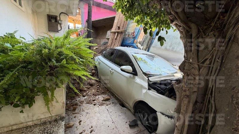 $!Vuelca camión de volteo y afecta a cuatro vehículos en el Centro de Mazatlán
