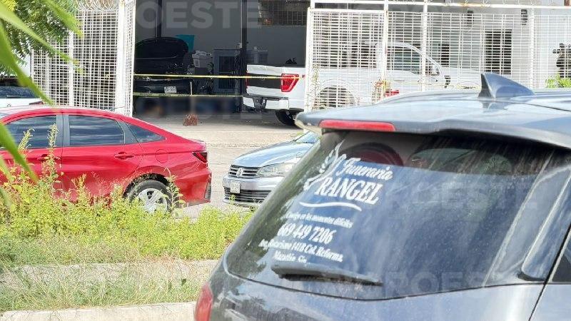 $!Asesinan a dos hombres a balazos en taller mecánico del fraccionamiento Real del Valle en Mazatlán