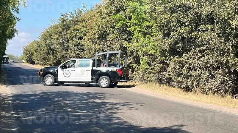 $!Abandonan dos cuerpos envueltos en plástico sobre la carretera La 20, al sur de Culiacán