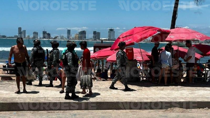$!Realizan Semarnat y Profepa operativo de inspección de permisos en Playa Pinitos para liberar espacios públicos