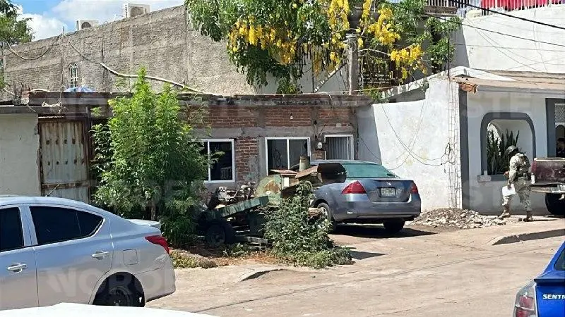 $!Atacan casa y vehículo en la 21 de Marzo, en Culiacán; inmueble estaba deshabitado al momento de la agresión