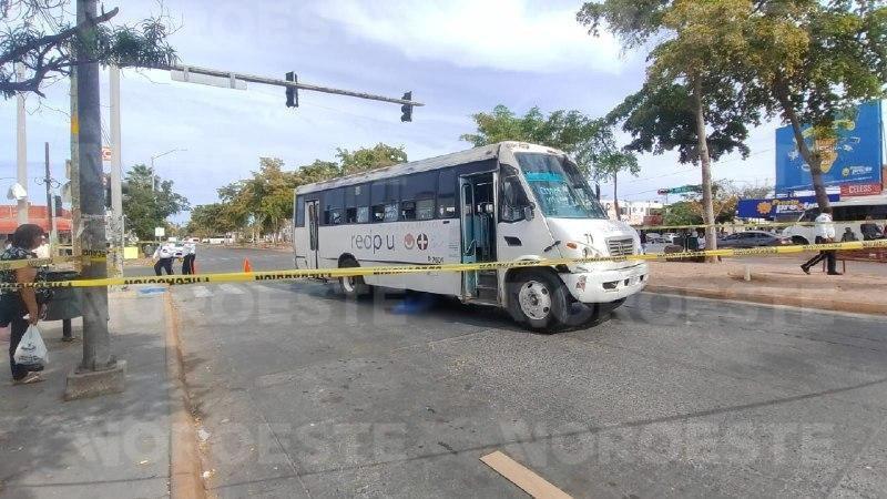$!Intentaba cruzar el bulevar: adulto mayor muere arrollado por camión urbano en Los Mochis