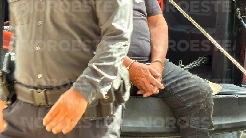 $!Balean a agente de Tránsito en la colonia Flores Magón de Mazatlán mientras desayunaba; hay un detenido