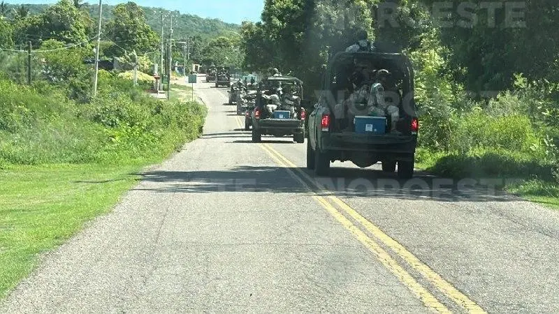 $!Enfrentamiento armado en Mazatlán: dejan vehículo calcinado y dos explosivos presuntamente lanzados desde un dron en La Cofradía