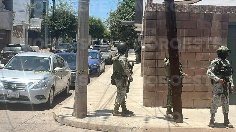$!Abandonan cuerpo envuelto en cobijas y atado de manos en plena calle de la colonia Chapultepec, en Culiacán