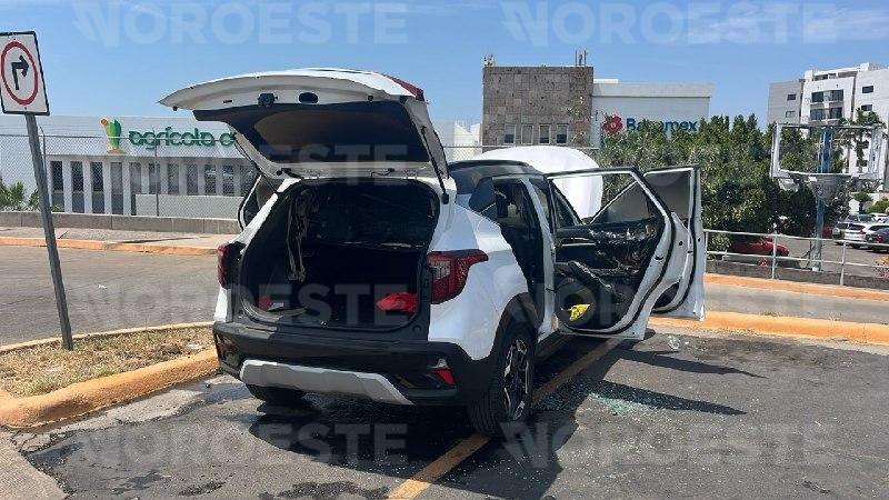 $!Intentan incendiar camioneta en sector Montebello de Culiacán