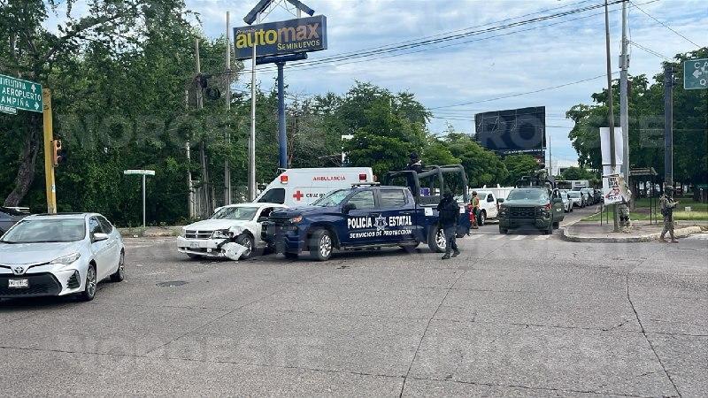 $!Patrulla de la PEP choca contra automóvil en Las Quintas, Culiacán